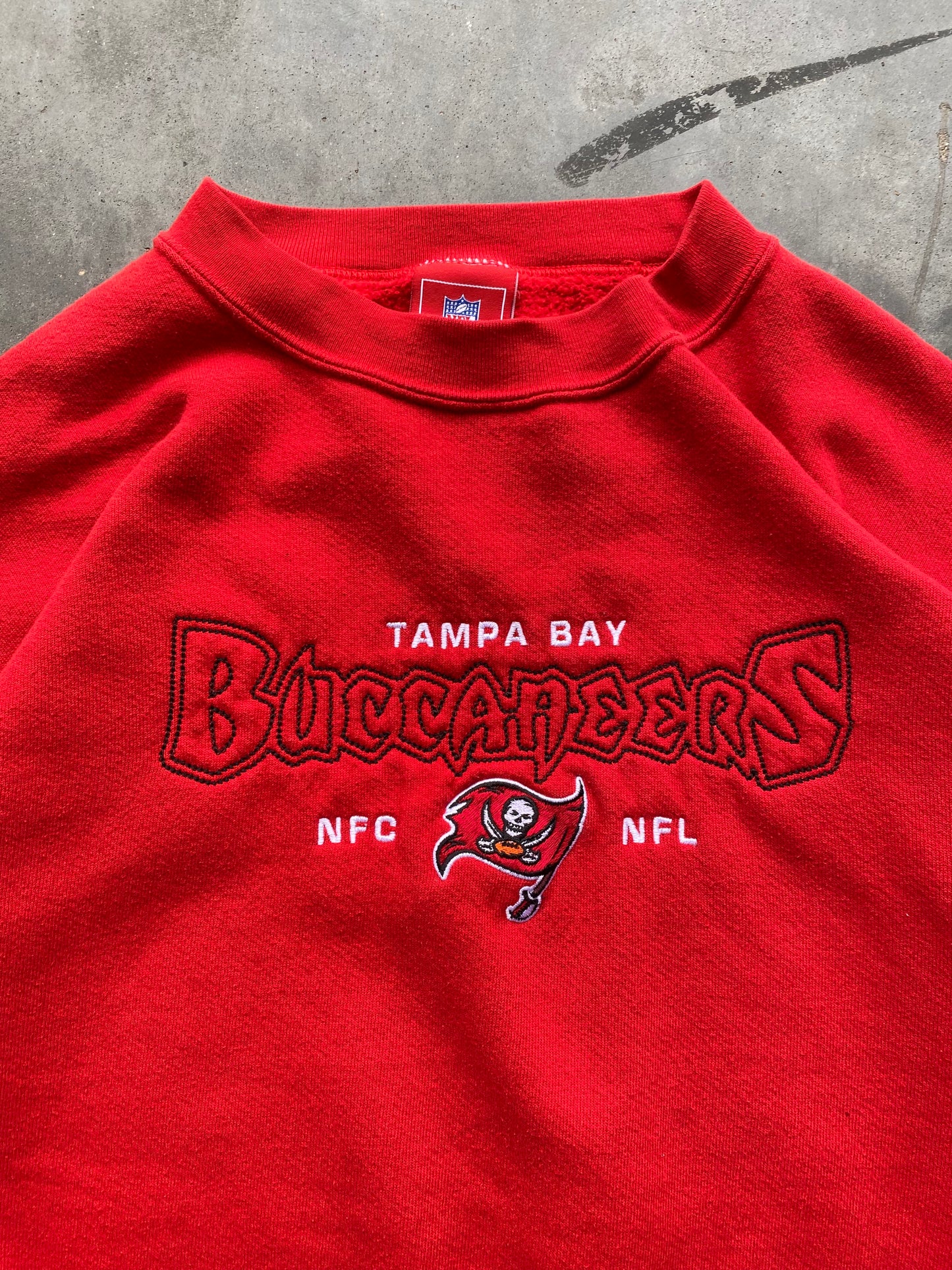 Buccaneers Embroidered Crewneck - L