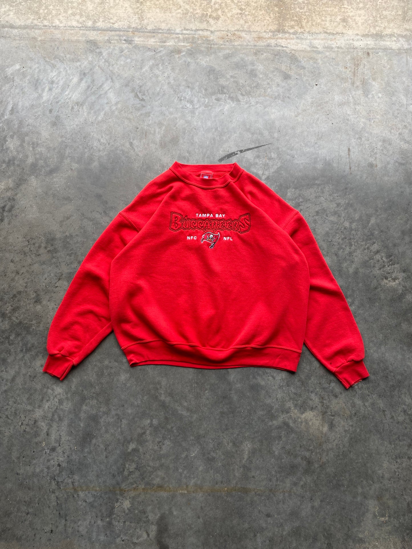 Buccaneers Embroidered Crewneck - L