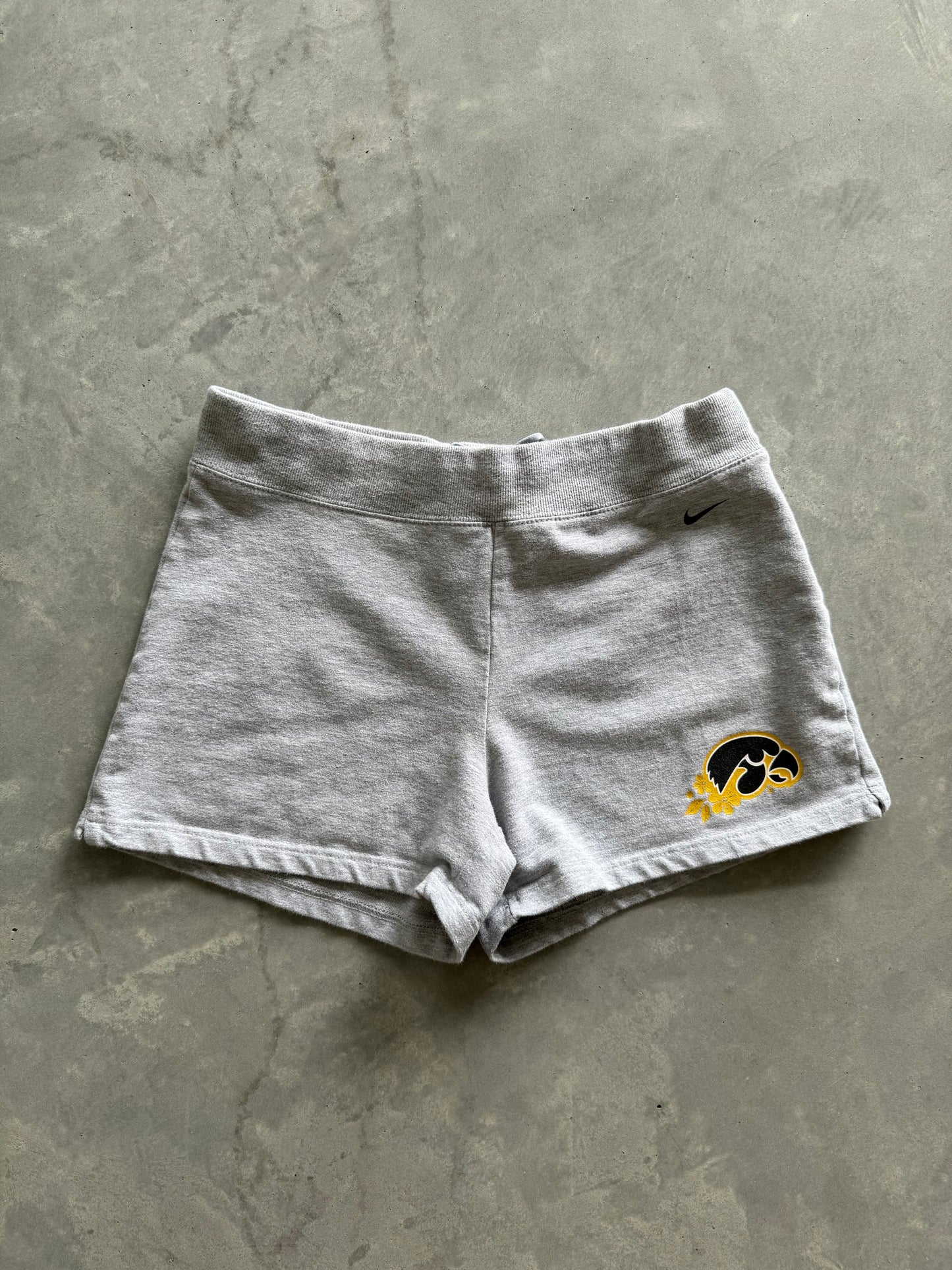 Vintage 90s Nike Hawkeyes Spell Out Shorts - S