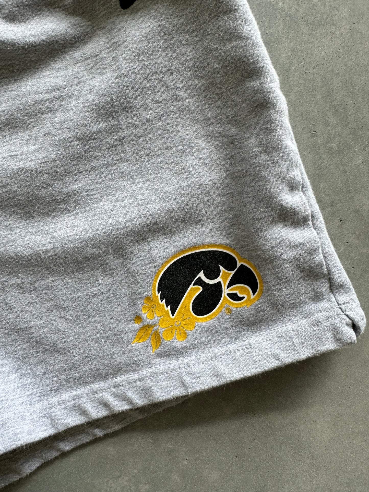 Vintage 90s Nike Hawkeyes Spell Out Shorts - S