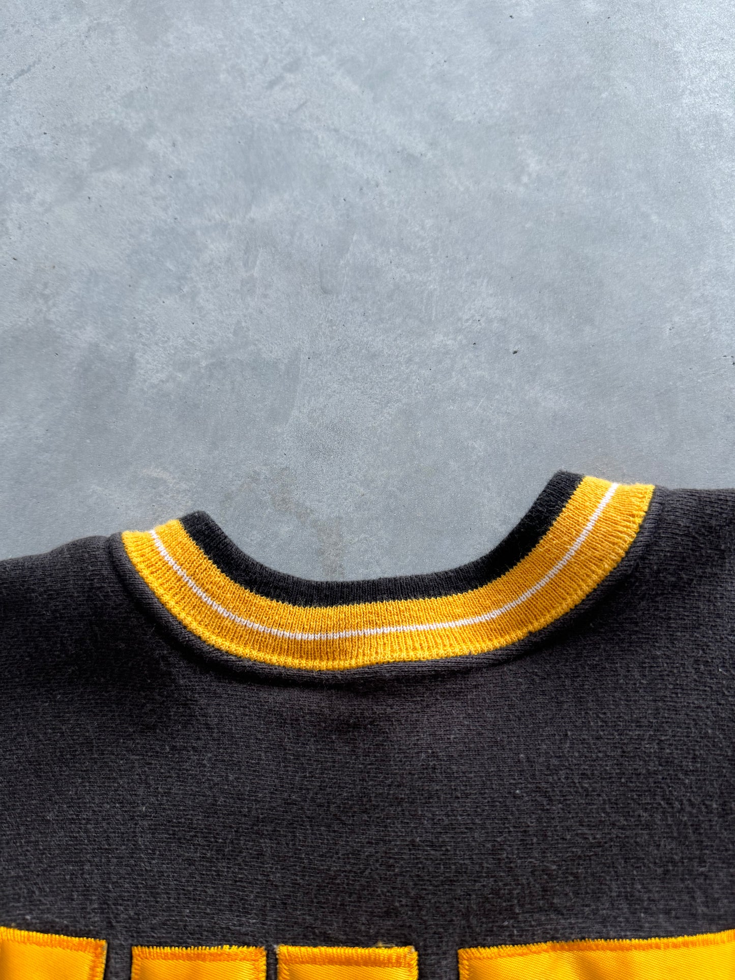 Vintage Iowa Hawkeyes Spell Out Sweatshirt - M